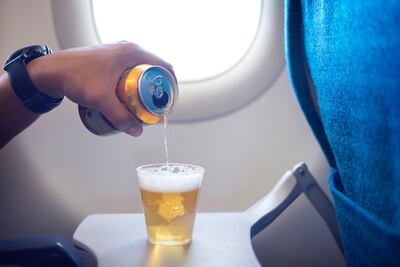 Un hombre vierte cerveza en un vaso, en pleno vuelo.