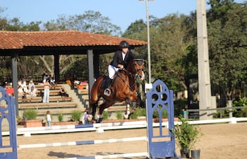 Agostina Sánchez con Anchico Z del Club Hípico Paraguayo se destacó y se alzó con el campeonato de la Quinta Fecha en la categoría 1.30 metros.