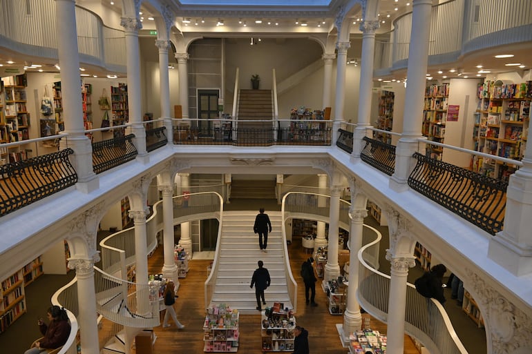 Bucarest, Rumanía. El interior de Carturesti Carusel, una librería en Lipscani, el casco antiguo.