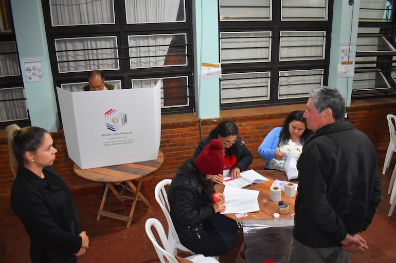 Votantes emiten su sufragio en Villarrica durante las elecciones internas partidarias.