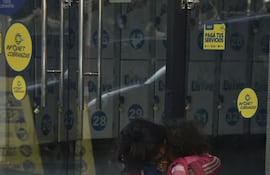 Una niña indígena abraza a su hermanita, que viste apenas una remera de mangas cortas, para protegerla del frío. Fue esta mañana, en el microcentro, cuando el termómetro marcaba apenas 7°C.