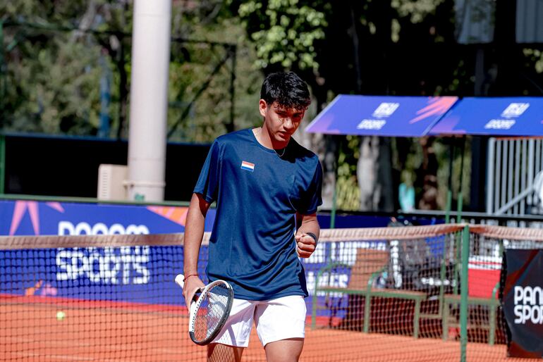 Santino Núñez logró una contundente victoria por 2-0 (6/0, 6/0) sobre Zachery Bying de Trinidad y Tobago. Foto: COP