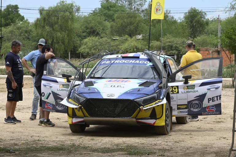 Los autos del Campeonato Nacional de Rally realizan la instalación del GPS en la Terminal de Ómnibus de la ciudad de Mariscal Estigarribia, cabecera del Rally del Chaco 2026.