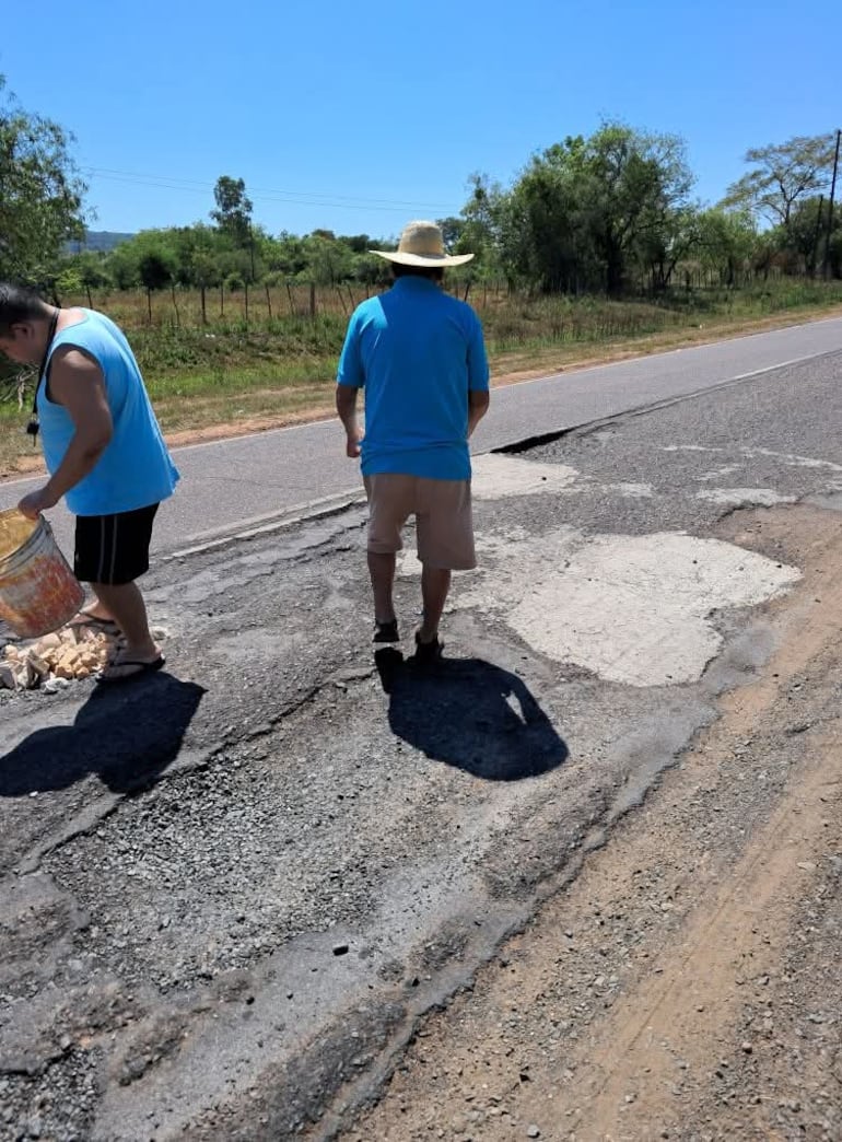 En marzo de 2025 pobladores que transitan la ruta Acahay- La Colmena ya habían salido a reparar dicho tramo.