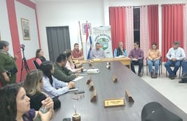 Durante la reunión en la sala de sesiones de la Junta Municipal de Pilar, las autoridades cuestionaron duramente al MOPC y al Consorcio Sanitario Ñeembucú por el estado en que quedan las calles intervenidas en distintos barrios de Pilar.