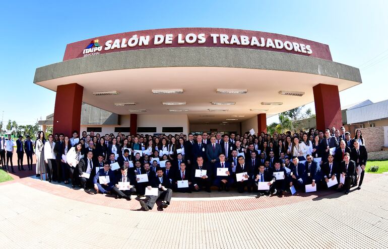 Fotografía oficial de la Itaipú Binacional del 31 de julio, día que incorporó oficialmente a los 187 postulantes que superaron las diferentes etapas del Proceso Selectivo Externo (PSE) de la Convocatoria 2023.  Ahora fueron todos desvinculados.