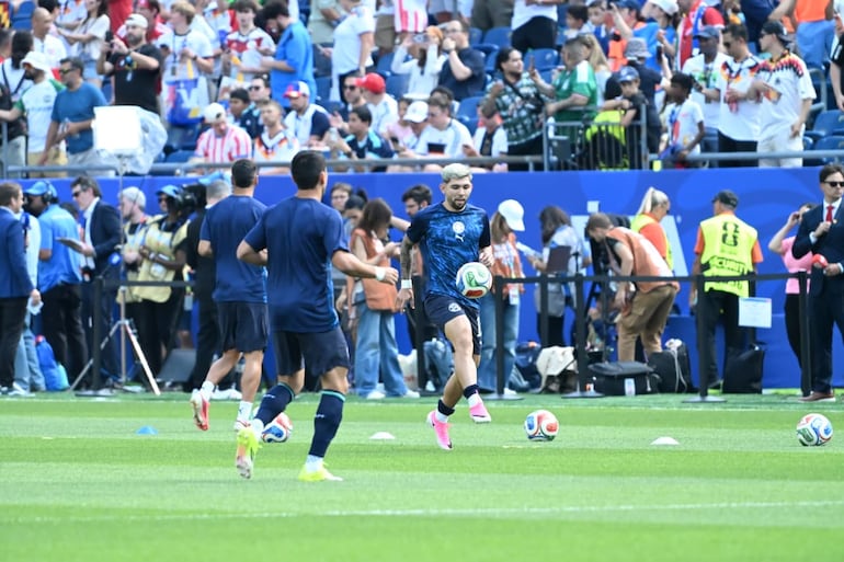 El delantero paraguayo, Julio Enciso en pleno ejercicios precompetitivos, en la antesala al duelo ante Alemania por los dieciseisavos de final del Mundial 2026.