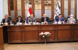 Alfredo Enrique Kronawetter, Oscar Paciello Samaniego, Mario Varela, Orlando Arévalo (presidente), Alejandro Aguilera y César Garay Zuccolillo, miembros del JEM.