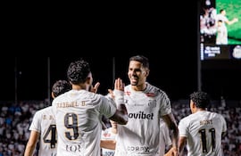 Moisés festeja su anotación con Gabigol, en la victoria del Santos sobre Atlético Mineiro por 1-0.