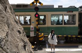 Famoso cruce de trenes en Kamakura, Japón.