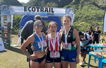 La paraguaya Rocío González (centro) festeja su medalla de oro sobre los 1.650 m en Bolivia.