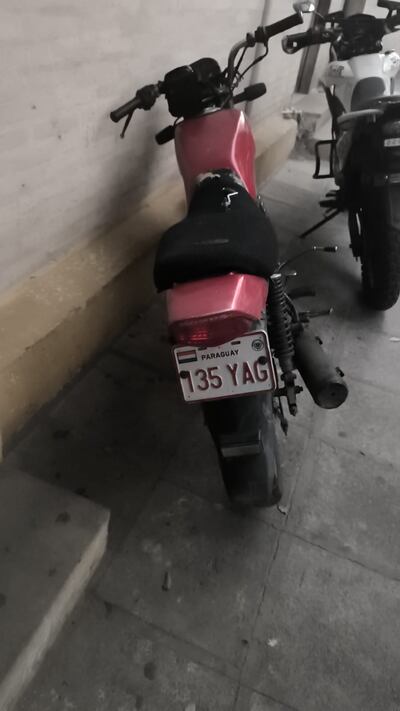 Ciudadanos detienen y entregan a la policía a un sospechoso ladrón de motos en Ñemby.