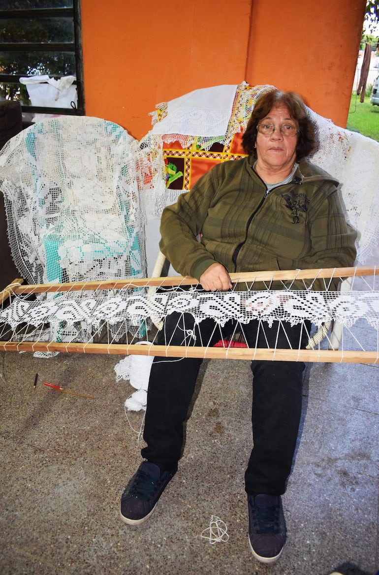 Elvira Decoud de Figueredo, una madre que con su artesanía en encaje ju supo educar a sus hijos y ayudarlos a convertirse en profesionales universitarios.