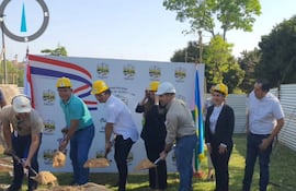 Acto en el que la ANDE Inició la construcción de graderías de una cancha de fútbol de salón en Itacurubí de la Cordillera.