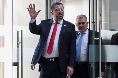 Rodrigo Chaves (i), presidente de Costa Rica.