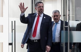 Rodrigo Chaves (i), presidente de Costa Rica.