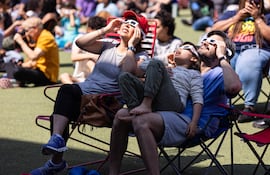 Personas listas para observar un eclipse total de sol.