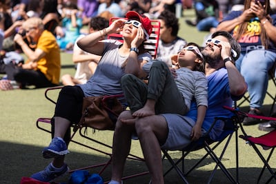 Personas listas para observar un eclipse total de sol.