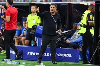 El director técnico de Irán, Amir Ghalenoei (C), reacciona en la primera mitad durante el partido de la fase de grupos de la Copa Mundial de la FIFA 2026 entre Irán y Nueva Zelanda, en Los Ángeles.