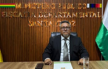 AME1947. SANTA CRUZ (BOLIVIA), 01/10/2026.- Fotografía cedida por la Fiscalía General del Estado de Bolivia del fiscal general interino Luis Montaño este jueves, en Santa Cruz (Bolivia). La Fiscalía General de Bolivia quedó bajo la conducción de Luis Montaño tras la detención de su titular, Roger Mariaca, acusado por el Gobierno de presuntamente encabezar una "organización criminal" que protegía al "narcoterrorismo" en el país, en una crisis que llevó al Ministerio Público a declarar la "ausencia definitiva" de su máxima autoridad. EFE/ Fiscalía General del Estado de Bolivia DISPUTA EL BALÓN/SOLO USO EDITORIAL NO VENTAS /SOLO DISPONIBLE PARA ILUSTRAR LA NOTICIA QUE ACOMPAÑA (CRÉDITO OBLIGATORIO)