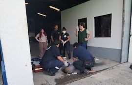 Empleado muere electrocutado al intentar abrir portón metálico en local de eventos de Asunción