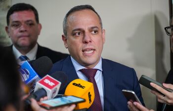 Camilo Benítez contralor general de la República al salir de la Comisión Bicameral para el estudio y dictamen de la Contraloría General de la República.