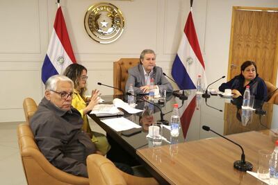 Ignacio Iramain (Independiente), Diana Vargas, asesora de la comisión, el senador Rafael Filizzola (PDP), presidente de la comisión antimafia de pagarés, y la senadora Esperanza Martínez (FG), en la presentación del informe de los principales hallazgos de la comisión.
