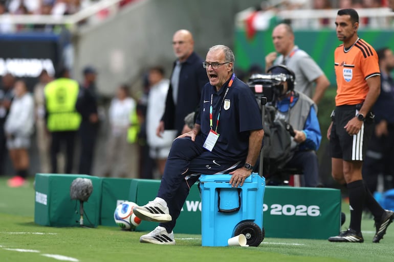 El seleccionador de Uruguay, Marcelo Bielsa, da indicaciones este viernes, en un partido del grupo H del Mundial de la FIFA 2026 entre Uruguay y España en el estadio Akron en Guadalajara (México).