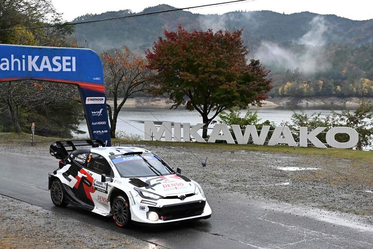 Una postal de Mikawako con Sami Pajari-Marko Salminen y el Toyota GR Yaris Rally2 (3°).