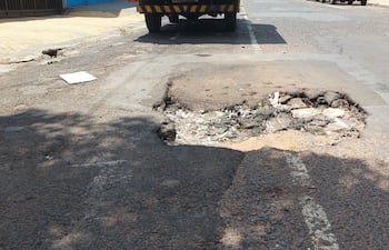 La bicisenda de la calle Iturbe está hoy completamente destruida. El intendente de Asunción, Luis Bello (ANR-HC), mantiene la política de su antecesor, Óscar "Nenecho" Rodríguez (ANR-HC), de incumplimiento de la ordenanza que lo obliga a invertir en su mantenimiento.