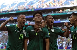 El paraguayo Juan Sinforiano Godoy (8), futbolista de la selección de Bolivia, celebra un gol en el partido frente a Surinam por la Llave B del Repechaje Intercontinental al Mundial 2026 en el estadio BBVA, en Monterrey, México.