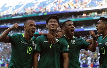 El delantero de Bolivia, Miguel Terceros, celebra con sus compañeros, el atacante Juan Sinforiano Godoy (izq.), el mediocampista Robson Matheus y el delantero Ramiro Vaca, tras anotar un gol de penal durante el partido de fútbol de las eliminatorias de la Copa Mundial de la FIFA 2026 (playoff de semifinales) entre Bolivia y Surinam.