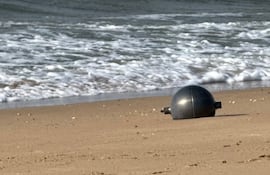 Queensland: seis esferas de titanio obligan a evacuar una playa por riesgo químico