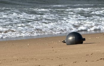 Queensland: seis esferas de titanio obligan a evacuar una playa por riesgo químico