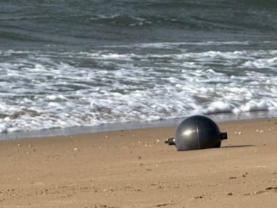 Queensland: seis esferas de titanio obligan a evacuar una playa por riesgo químico