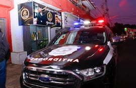 Agentes de la Senad realizaron un allanamiento en una barbería de Asunción.