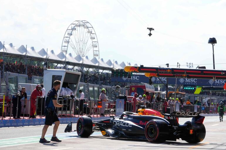 El Red Bull Racing del piloto neerlandés Max Verstappen en la sesión clasificatoria del Gran Premio de Emilia-Romaña en el Autódromo Internacional Enzo e Dino Ferrari, en Imola, Italia.