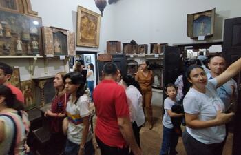 Jóvenes y adultos quedaron maravillados con las piezas históricas expuestas en el museo.