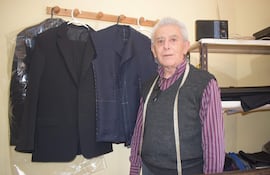 Don José Romero (70) continúa confeccionando trajes y, con su ejemplo, sigue inspirando a sus hijos.