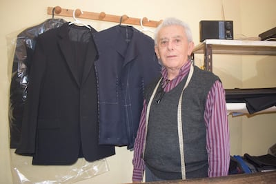 Don José Romero (70) continúa confeccionando trajes y, con su ejemplo, sigue inspirando a sus hijos.