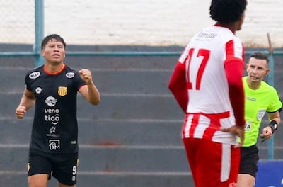 Alexandro Daniel Giménez celebra su gol, el tercero de 29 de Setiembre. El colombiano Jesús Alberto Ríos, del General Caballero de Campo Grande sufre por la caída de su equipo en la Copa Paraguay.