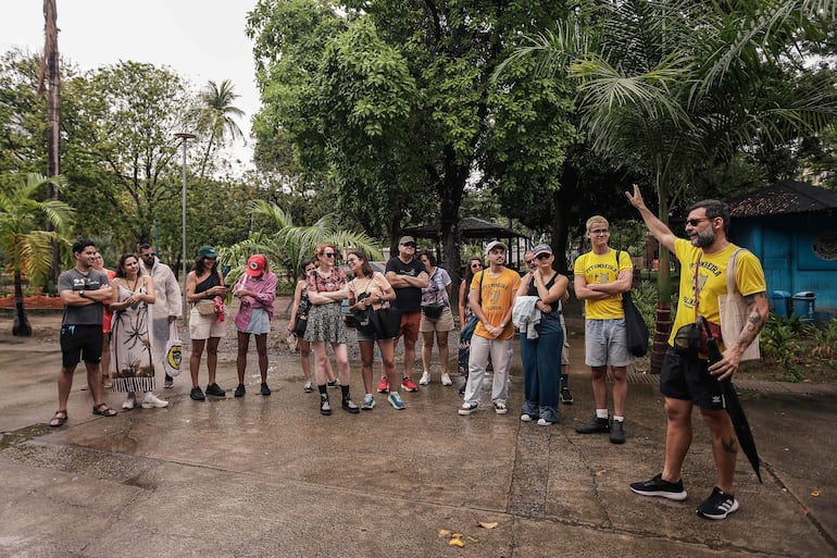 El guía turístico Roderick habla con un grupo de turistas durante un recorrido guiado por los escenarios de la película “O Agente Secreto” (El agente secreto) en el centro de la ciudad de Recife, en el estado de Pernambuco, Brasil, el 13 de febrero de 2026.