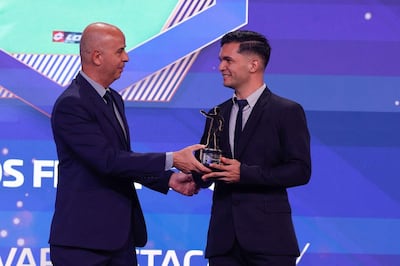 Carlos Rubén Figueredo Barreto (nacido el 1 de enero de 1997) recibe el trofeo de manos del argentino Pablo Silva, director VAR de la APF.