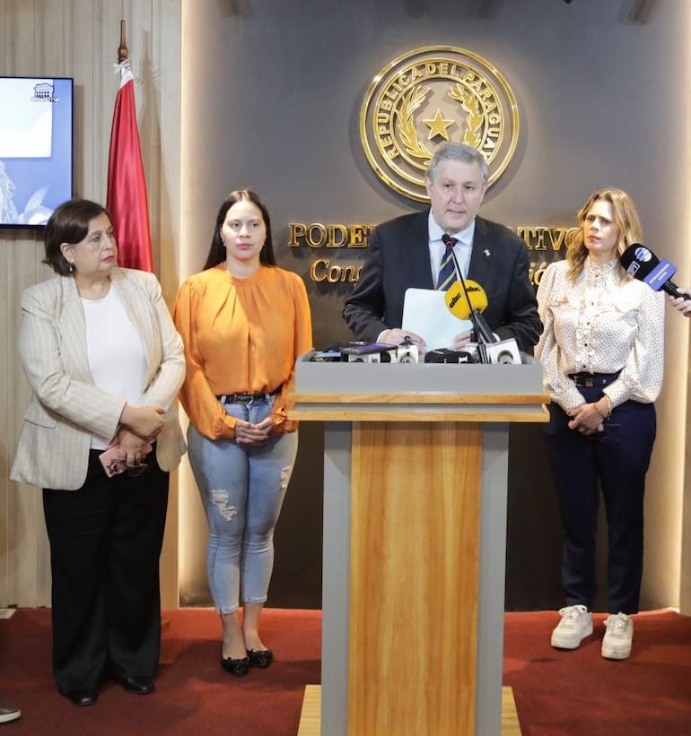 Esperanza Martínez con chaqueta clara y teléfono, Leidy Galeano en blusa naranja, Rafael Filizzola y Kattya González en rueda de prensa.