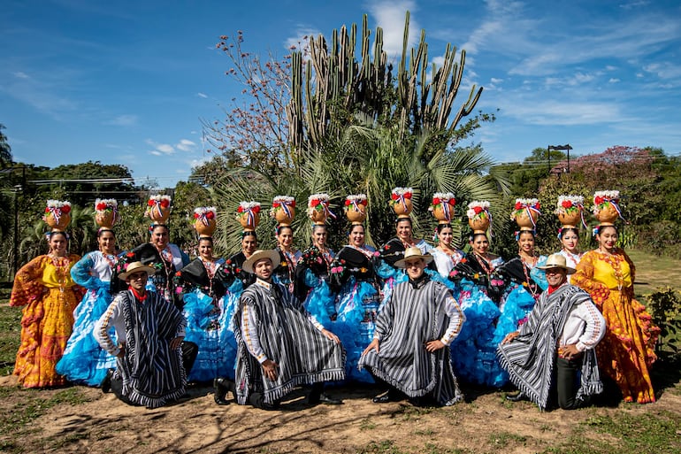Los integrantes del Ballet Folklórico Iberoamericano, que desde hace más de dos décadas llevan la danza paraguaya al mundo.