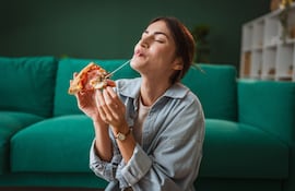 Persona sola y feliz en su casa.