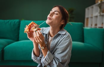 Persona sola y feliz en su casa.