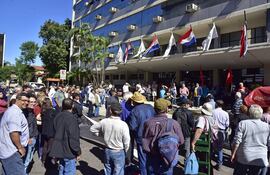 El gremio de jubilados asegura que medida del directorio del IPS no tiene sustento