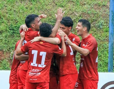 Brazos en alto de Luis Galeano, congratulado por sus compañeros luego de marcar el gol de la victoria del Fernando de la Mora sobre Capiatá por 1-0.