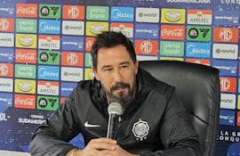 El entrenador de Olimpia, Pablo "Vitamina" Sánchez en la conferencia de prensa previa al duelo ante Vasco da Gama, por el Grupo G de la Copa Sudameriana.